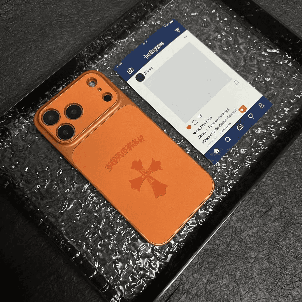 حافظة iPhone جلدية بتصميم قلوب كروم