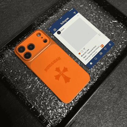 حافظة iPhone جلدية بتصميم قلوب كروم