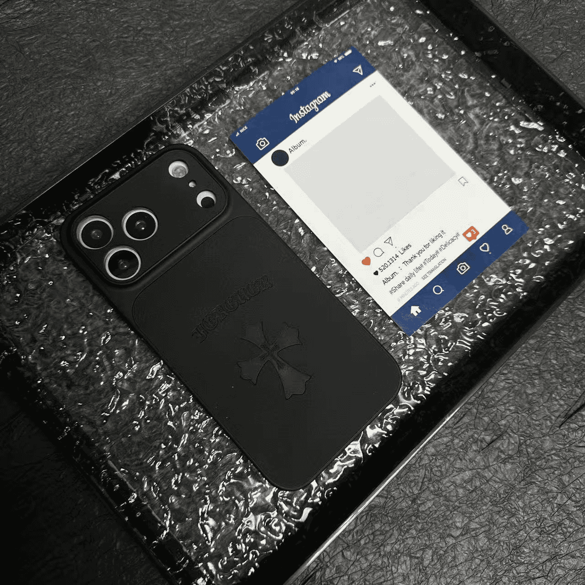 حافظة iPhone جلدية بتصميم قلوب كروم