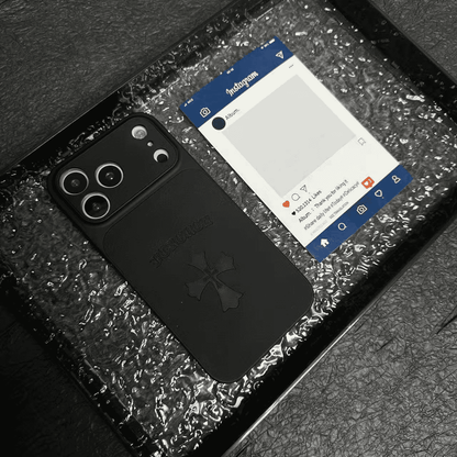 حافظة iPhone جلدية بتصميم قلوب كروم