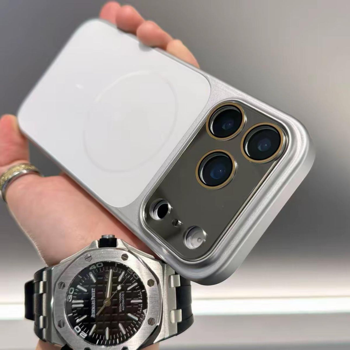 حافظة iPhone المتوافقة مع MagSafe — حماية معدنية كاملة
