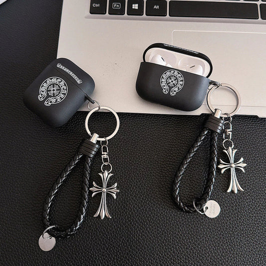 Gothic Cross AirPods -kotelo, jossa on hurmaa